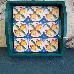Bandeja de MDF verde decorada com azulejo