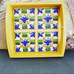 Bandeja MDF amarela decorada com azulejo
