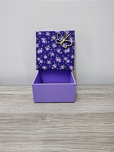 Caixa MDF lilás decorada com tecido floral roxo e aplique MDF de borboleta
