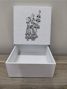 Caixa MDF branco decorada com tecido branco aplique MDF Oxalá