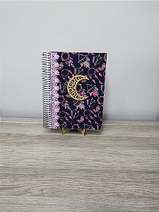 Caderno  Personalizado universitário 200 folhas com tecido roxo filtro dos sonhos e aplique MDF lua