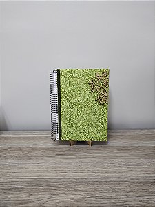 Caderno Personalizado universitário 200 folhas tecido verde folhagem e aplique MDF pássaros no galho