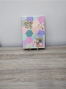 Caderno Personalizado universitário brochura 96 folhas com tecido patchwork e apliques MDF pássaros na janela e pássaros no galho