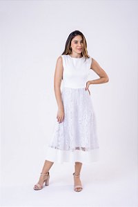 Vestido em alfaiataria com decote joia.