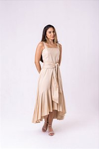Vestido em tricoline assimétrico com faixa larga.