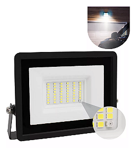 Refletor Com Sensor De Presença embutido Led 50w Fotocélula Bivolt 6500k Preto.