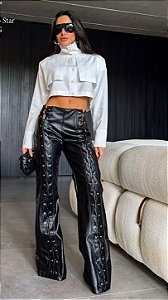 Calça em couro com cadarço