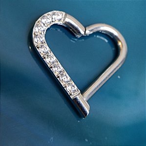 SEGMENTO CORAÇÃO AÇO ZIRCÔNIAS CRAVEJADAS LADO DIREITO