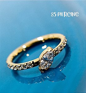 SEGMENTO ZIRCÔNIAS & NAVETE GOLD PVD TITÂNIO 8MM