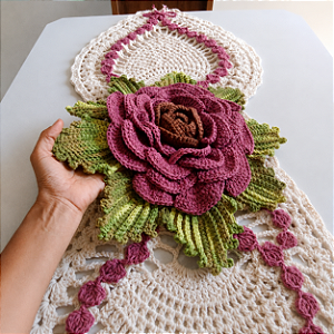 Trilho de Mesa Abacaxi Mega Rosa – Artesanal em Crochê