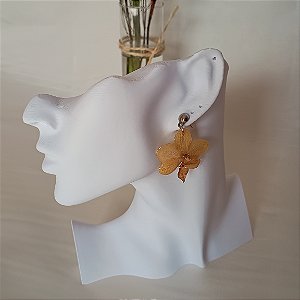 Brinco Amarelo Amarronzado Curto - Orquídea Natural Preservada em Resina