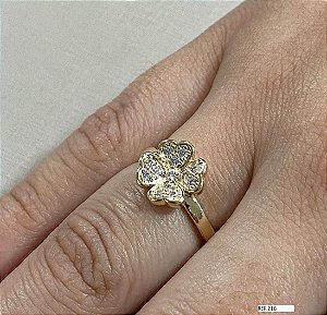 Anel modelo trevos banhado em ouro 18k com zircônias