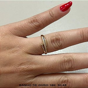 Anel banhado a ouro com pedras brilhantes e detalhes
