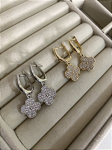 Brinco Trevo com Strass.