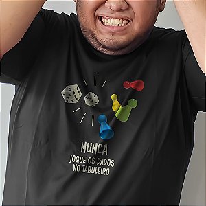 Camiseta Nunca Jogue os Dados no Tabuleiro