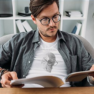 Camiseta Morto, Mas Ainda Lendo