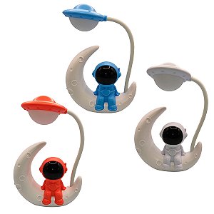 Luminária De Mesa Astronauta Sentado Lua Quarto Infantil Led