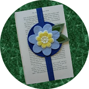 Marcador de página com elástico flor em feltro