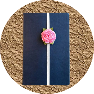 Marcador de página com elástico rosa em feltro