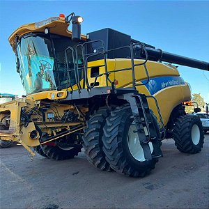 COLHEITADEIRA NEW HOLLAND CR 9060 - Ano 2011