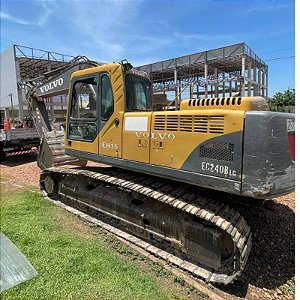 ESCAVADEIRA VOLVO EC 240 BLC - Ano 2011