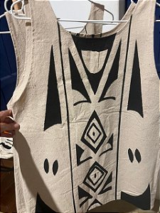 Blusa com grafismo pintado a mão