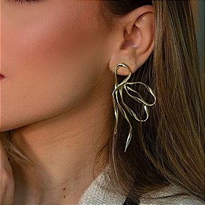 BRINCO LAÇO ORGÂNICO EM BANHO DE OURO 18K