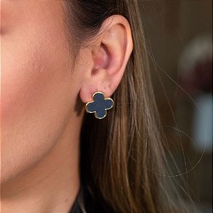 BRINCO TREVO PRETO EM BANHO DE OURO 18 K