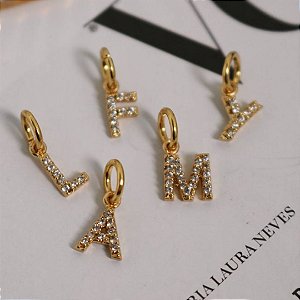 PINGENTE INICIAL CRAVEJADO NO BANHO DE OURO 18K