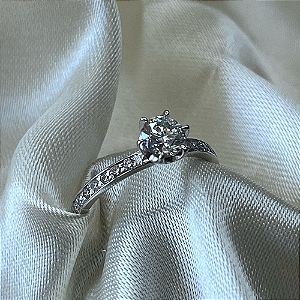 Solitário em Ouro Branco Ligne de Feu Moissanite