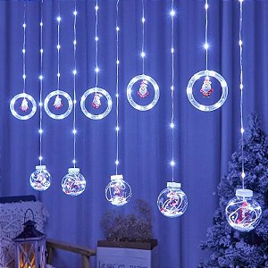 Cortina com 135 LEDs Branco Frio 5 argolas e 5 bolas figuras natalinas 3 metros bivolt.