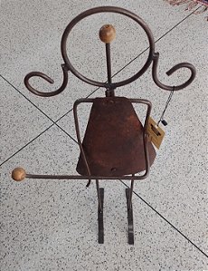 Menina de Chão Metal