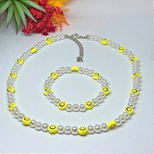Kit colar e pulseira de pérolas com emoji amarelo