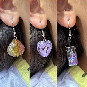 Brinco Divertido de Concha do Mar transparente / Coração Lilás / Garrafinha de Vidro Lilás