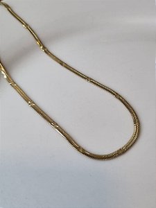 Colar de fita trabalhada dourado