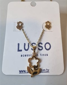 Conjunto com pingente de flor dourado