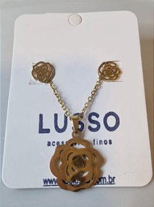 Conjunto com pingente de rosa dourado