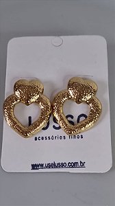 Brinco inox dourado G com pingente de coração duplo
