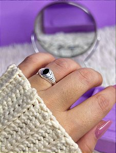 Anel canelado losango resinado preto regulável