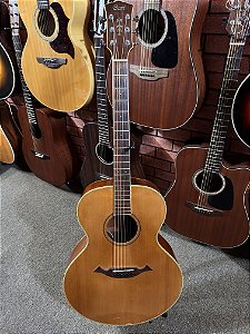 Violão Cort jumbo tampo sólido em cedro elétrico fishman