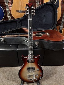 Guitarra estilo Les Paul com ponte Bigsby tarraxas grover