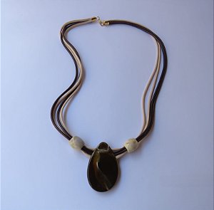 Colar de fio encerado com pingente de gota em resina - com marrom/nude