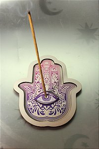 Incensário hamsá com olho grego em madeira rosa e lilás 15cm
