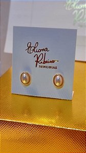 Brinco oval com pérola dourado