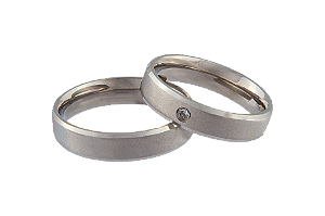 Par Aliança Aço Inox Fosca Reta Canto Quebrado 5mm Com Zirconia Cristal 2mm - SR051F