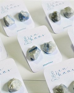 Brinco de Quartzo Azul Bruto - Paciência, Comunicação, Medos, Sabedoria e Compreensão