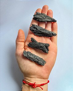 Cianita Preta - Vassoura de Bruxa - Proteção, Varre para longe a negatividade