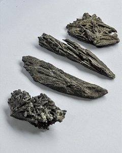 Cianita Preta G - Vassoura de Bruxa - Proteção, Varre para longe a negatividade