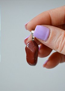 Pingente de Jaspe Vermelho Rolado - Coragem, Saúde, Vitalidade e Atitude