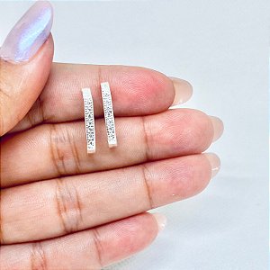 Brinco ear hook cravejado em zircônia